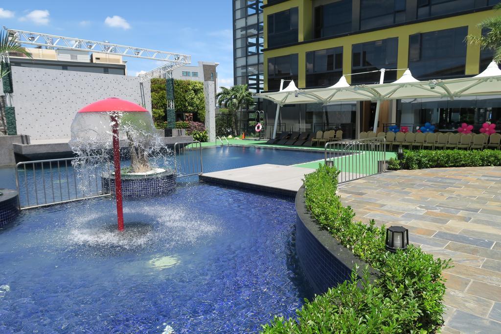 ลุค รอยัล รีสอร์ต Hotel นครเจียอี้ ภายนอก รูปภาพ The pool at the hotel