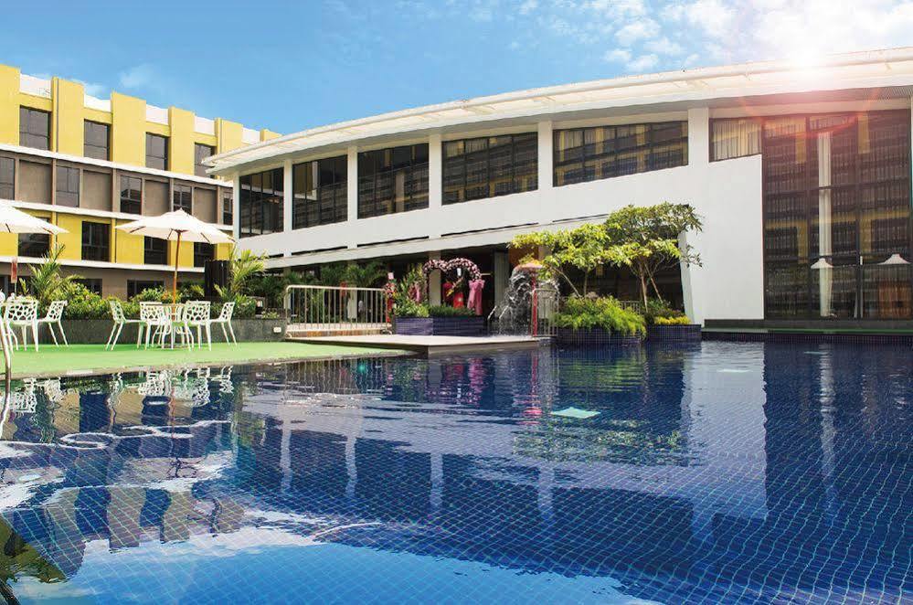ลุค รอยัล รีสอร์ต Hotel นครเจียอี้ ภายนอก รูปภาพ The swimming pool at the hotel