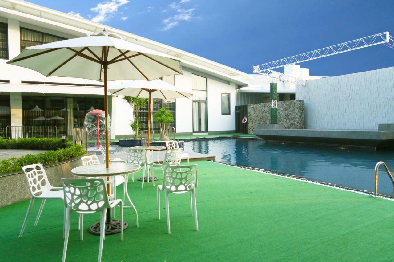 ลุค รอยัล รีสอร์ต Hotel นครเจียอี้ ภายนอก รูปภาพ The pool at the hotel